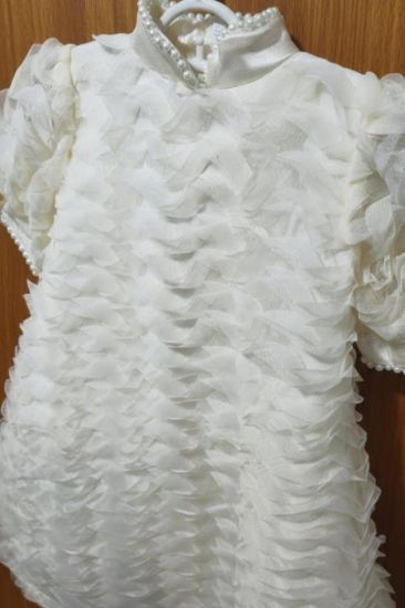 صورة فستان سهرة بيج وتل مع الكسرات الانيقه